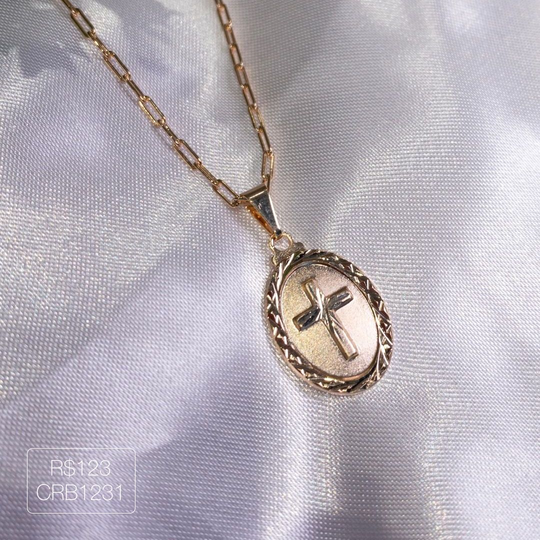 Colar Cruz Oval Diamantada Dourada